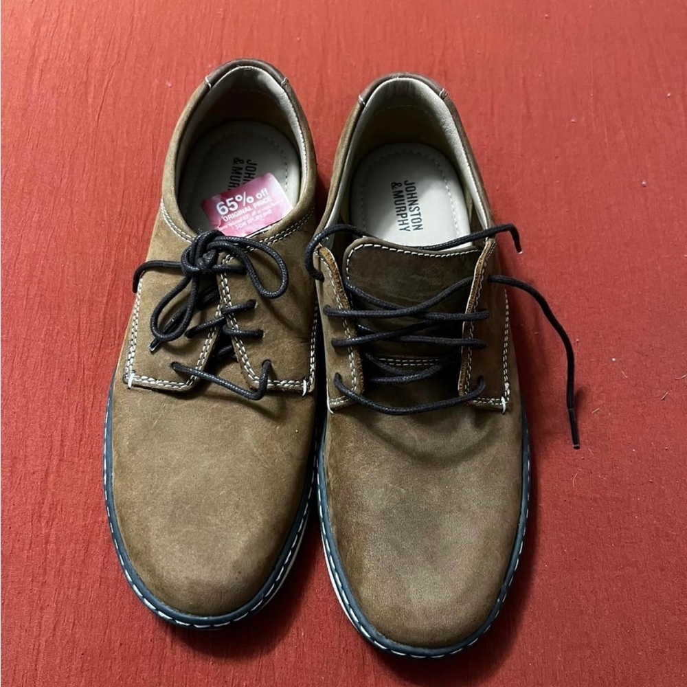 Boys Johnston and Murphy dress shoes.
Size 3.5.